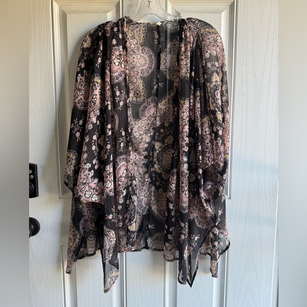 Maurices Black and Pink Kimono